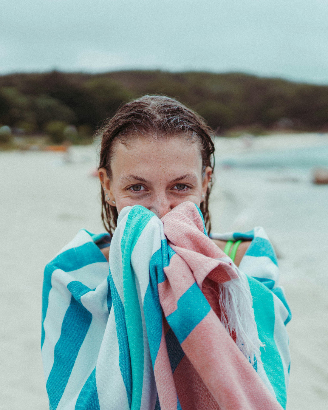 Beach Towel vs Travel Towel: Which One Fits Pool Days, Camping, and Carry-On Bags